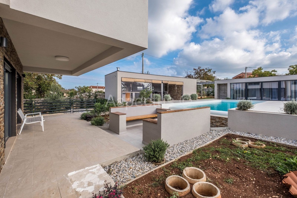 Kuća s bazenom i uređenom okućnicom, namještena, okolica Pule