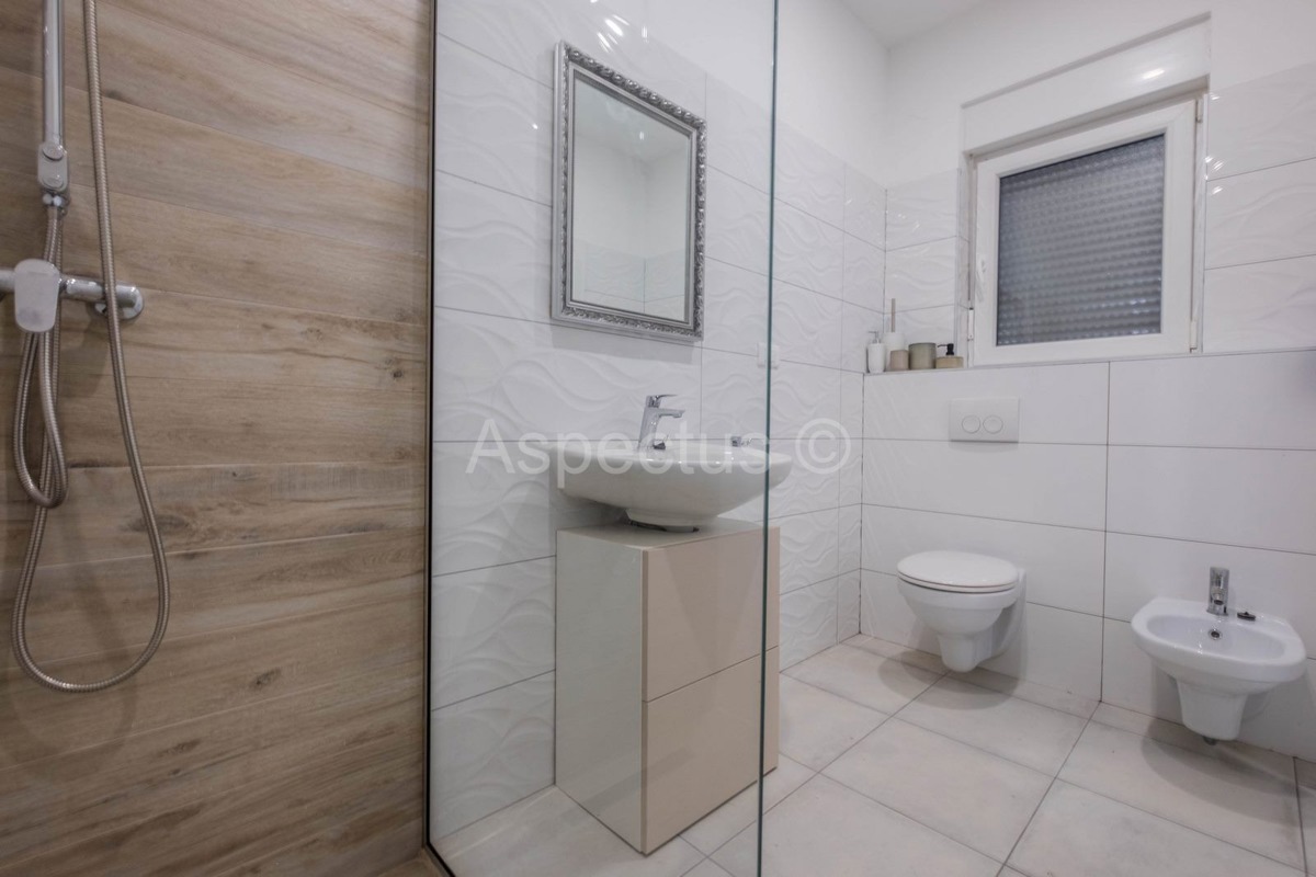 Kuća s bazenom i uređenom okućnicom, namještena, okolica Pule