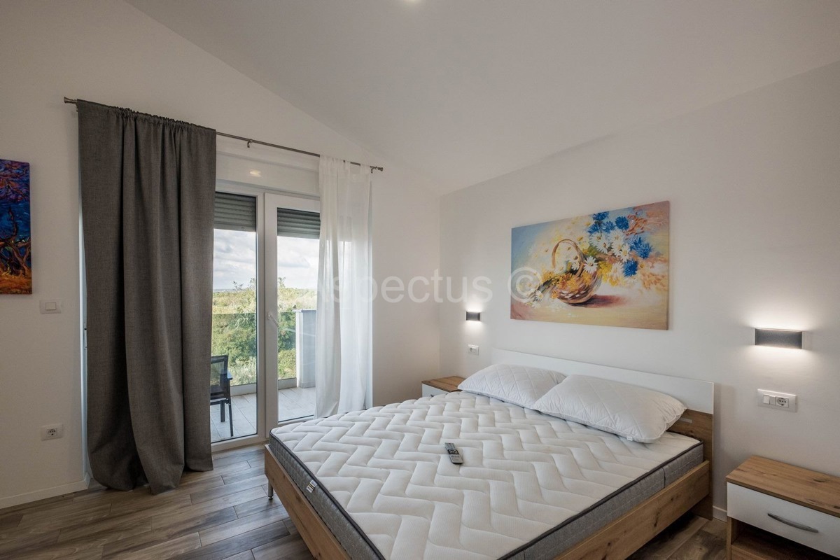 Kuća s bazenom i uređenom okućnicom, namještena, okolica Pule