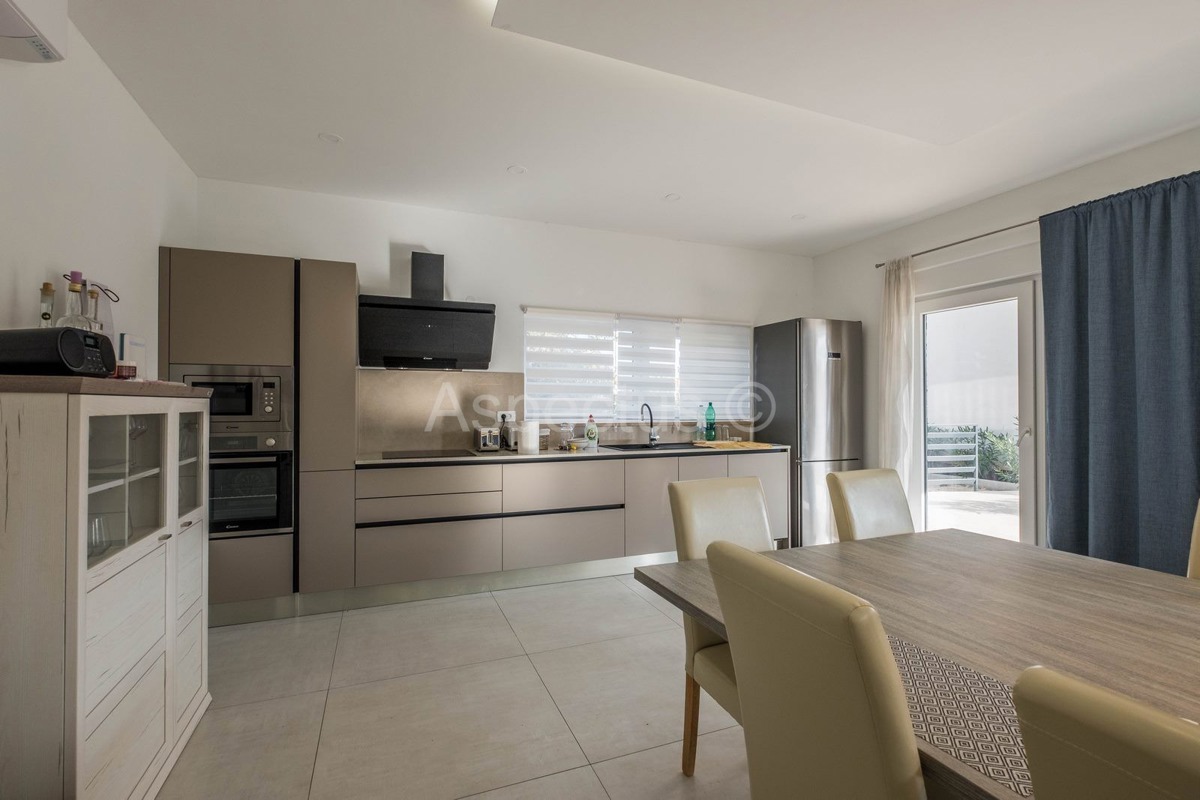 Kuća s bazenom i uređenom okućnicom, namještena, okolica Pule