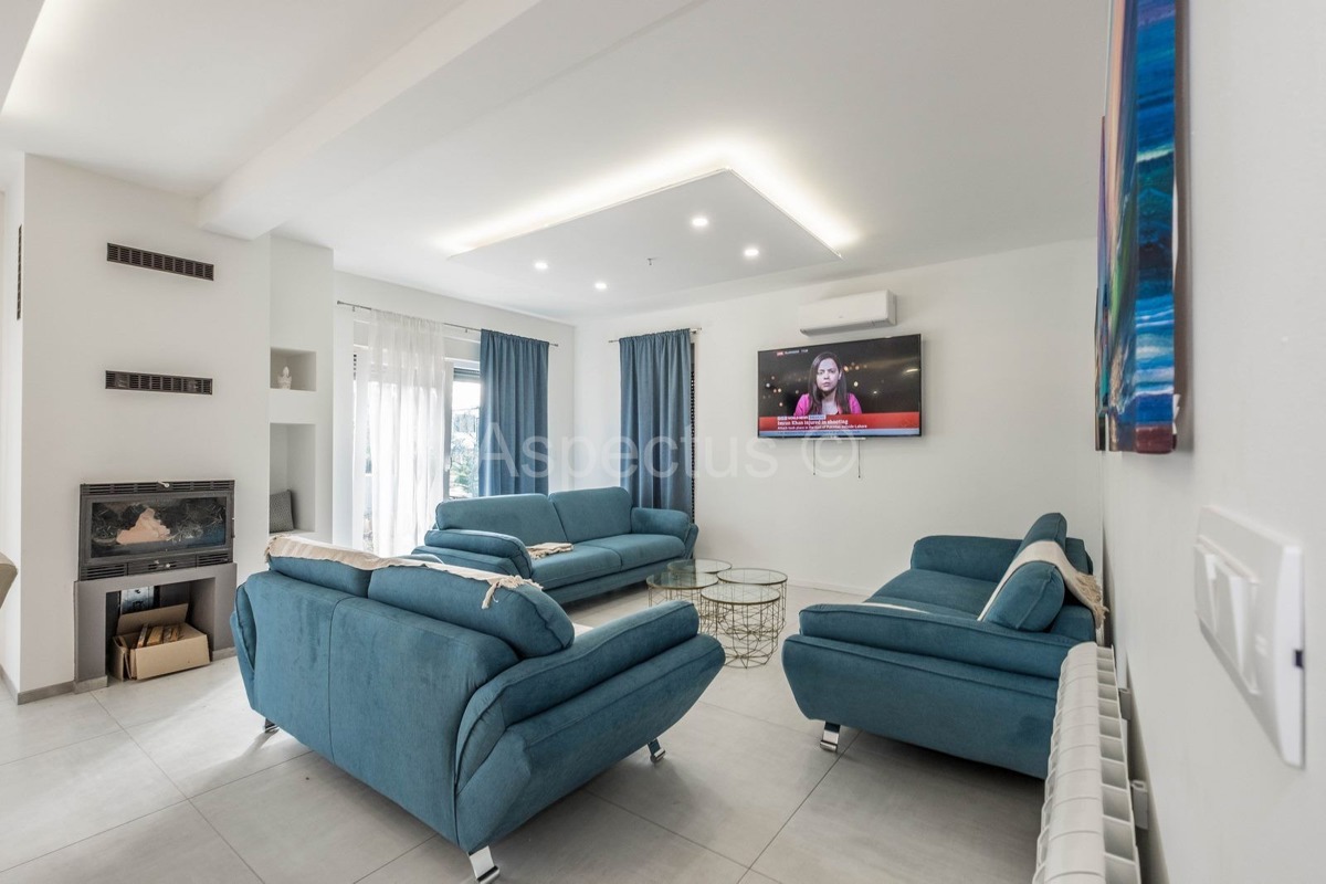 Kuća s bazenom i uređenom okućnicom, namještena, okolica Pule