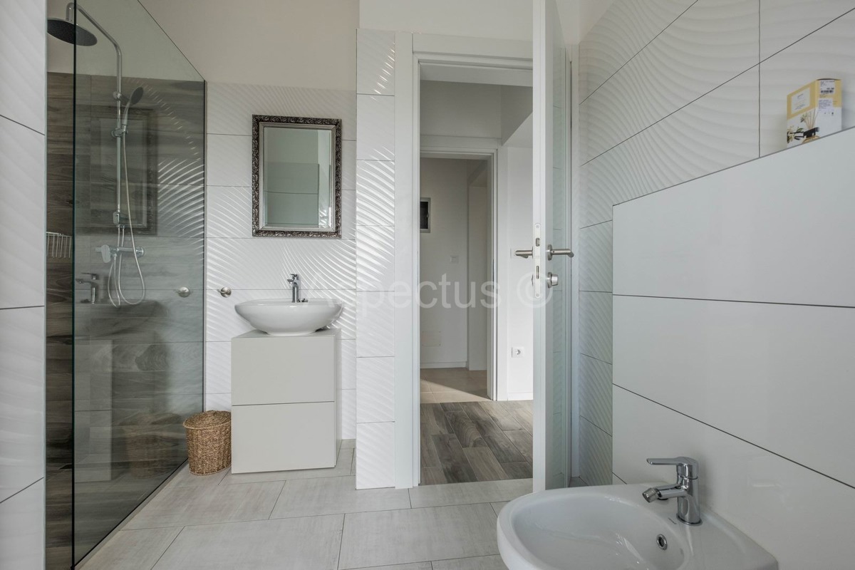 Kuća s bazenom i uređenom okućnicom, namještena, okolica Pule