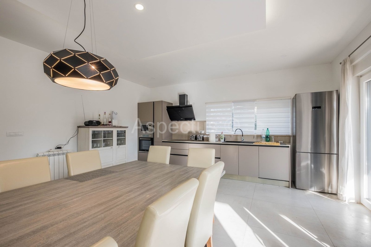 Kuća s bazenom i uređenom okućnicom, namještena, okolica Pule