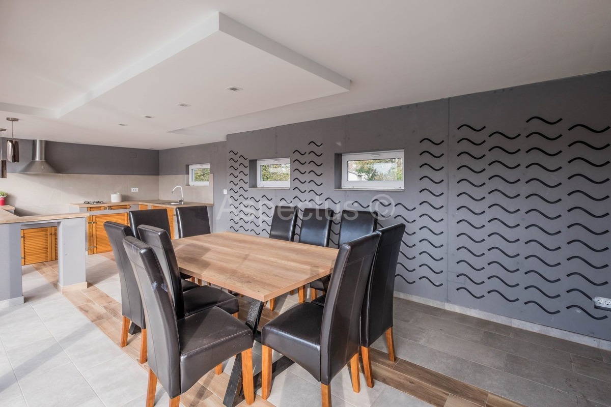 Kuća s bazenom i uređenom okućnicom, namještena, okolica Pule