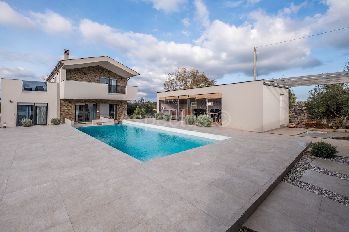 Casa con piscina e giardino paesaggistico, arredata, vicino a Pola