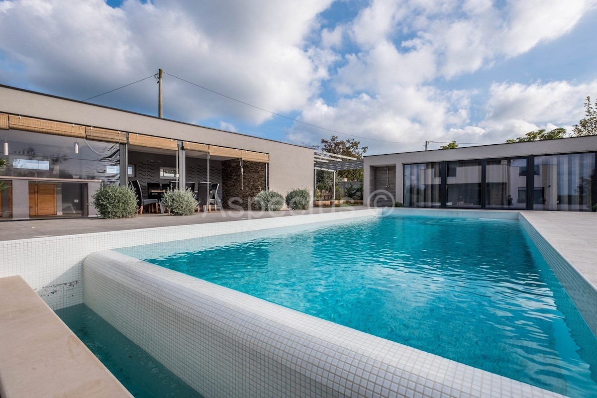 Casa con piscina e giardino paesaggistico, arredata, vicino a Pola