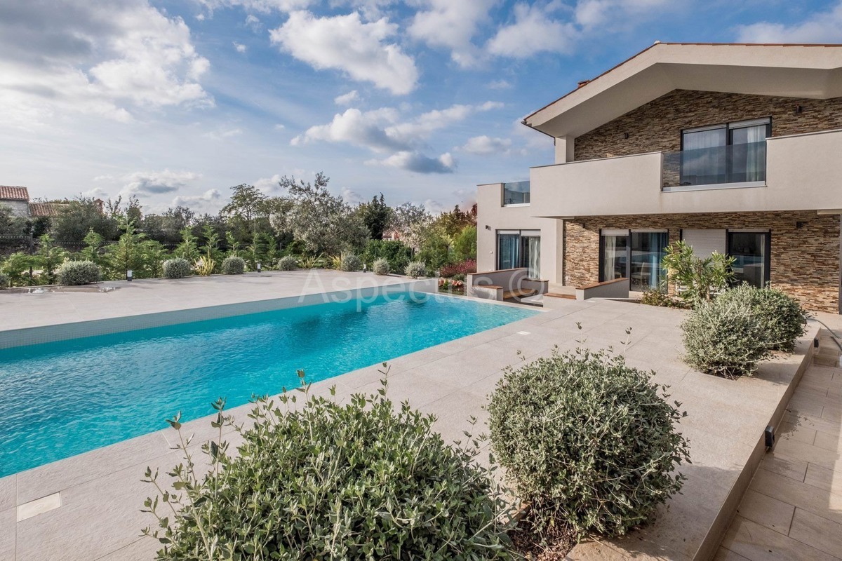 Kuća s bazenom i uređenom okućnicom, namještena, okolica Pule