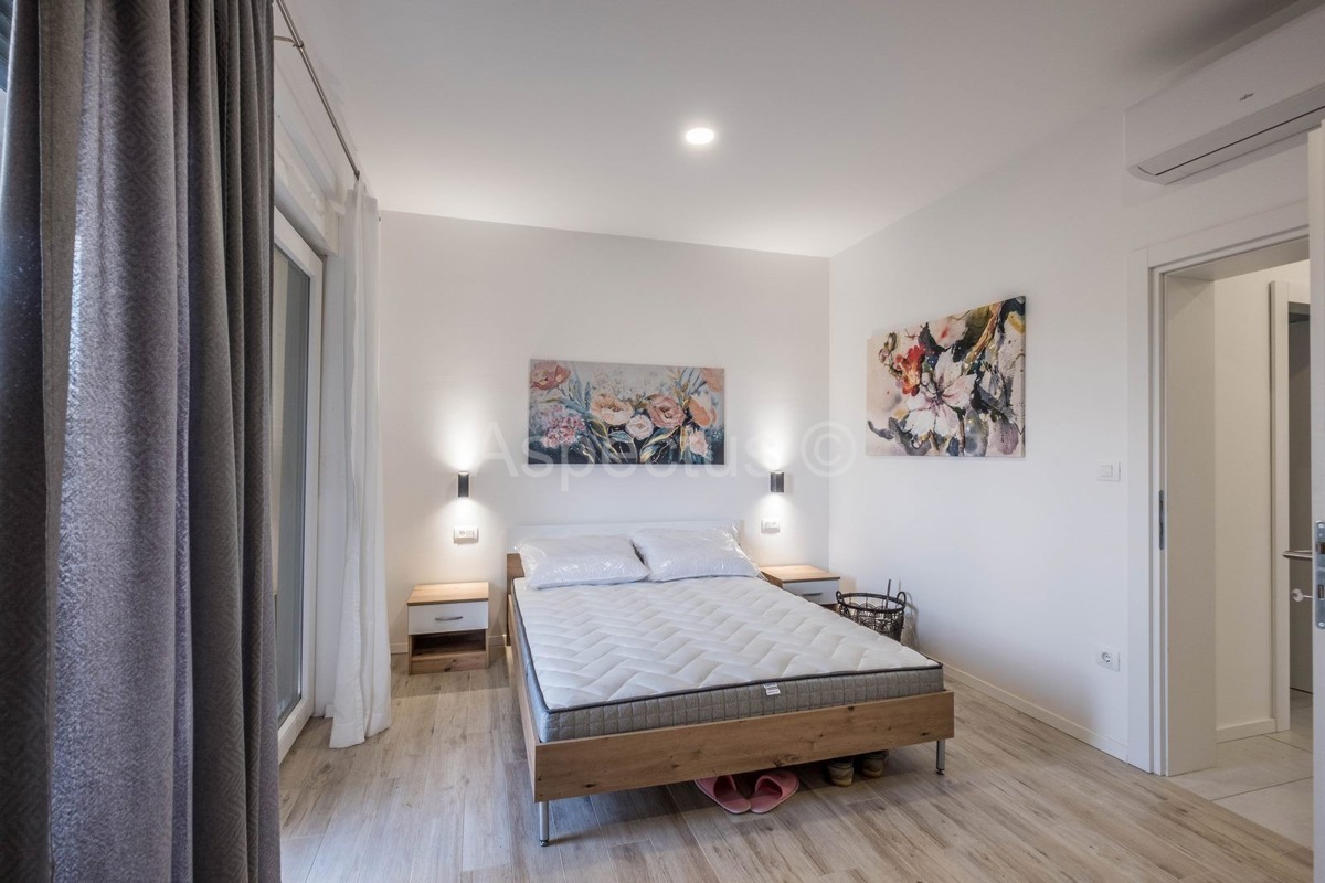 Kuća s bazenom i uređenom okućnicom, namještena, okolica Pule