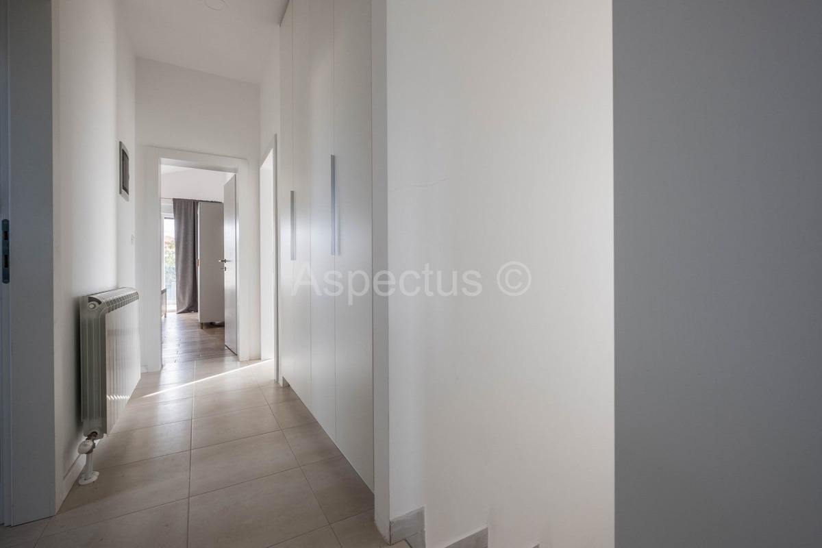 Kuća s bazenom i uređenom okućnicom, namještena, okolica Pule