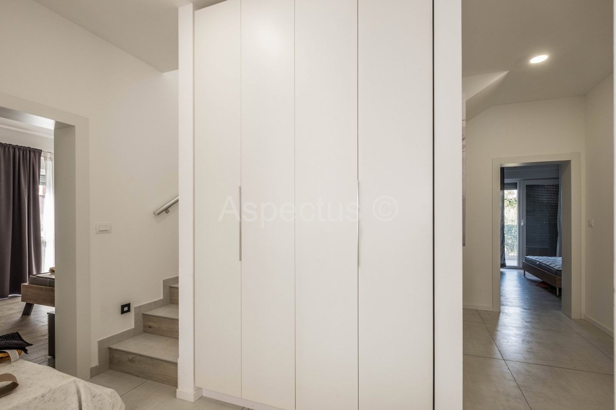 Kuća s bazenom i uređenom okućnicom, namještena, okolica Pule