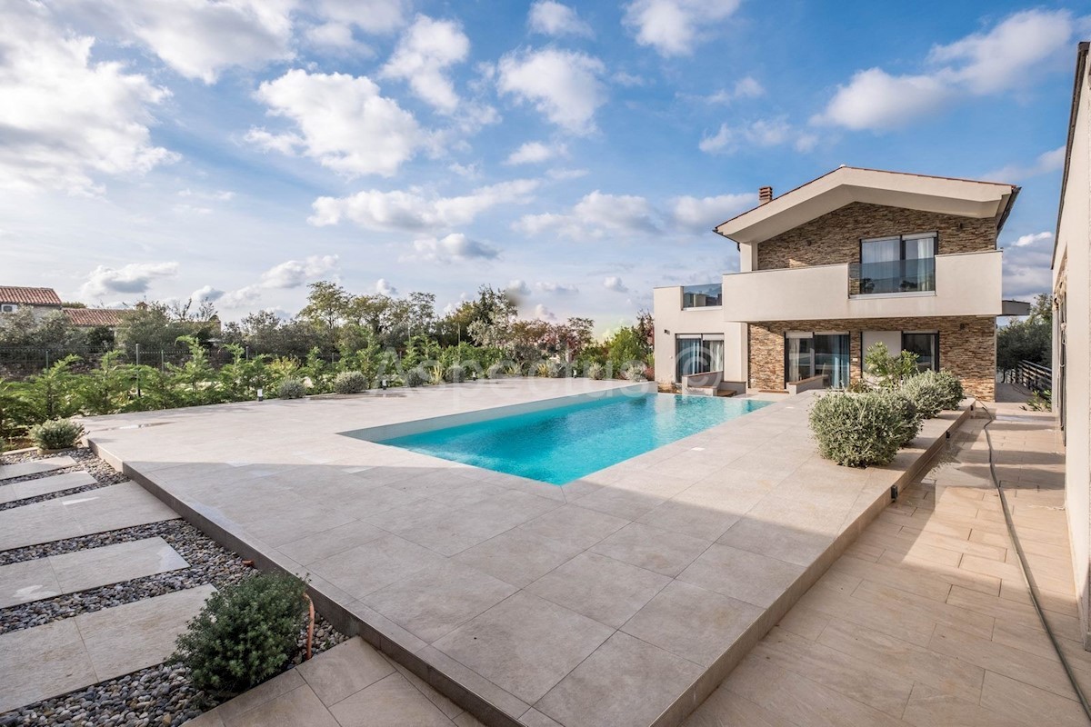 Casa con piscina e giardino paesaggistico, arredata, vicino a Pola