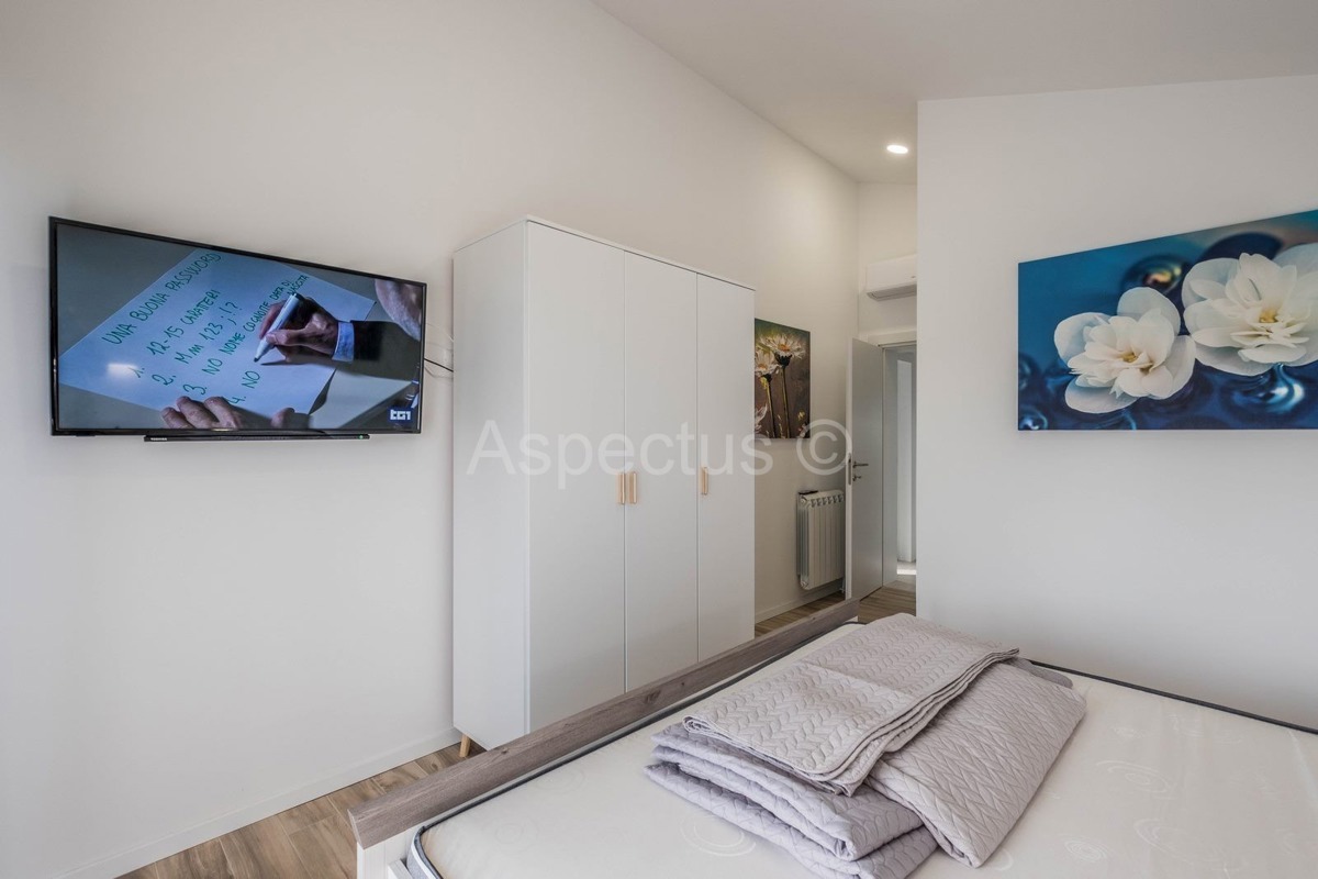 Kuća s bazenom i uređenom okućnicom, namještena, okolica Pule