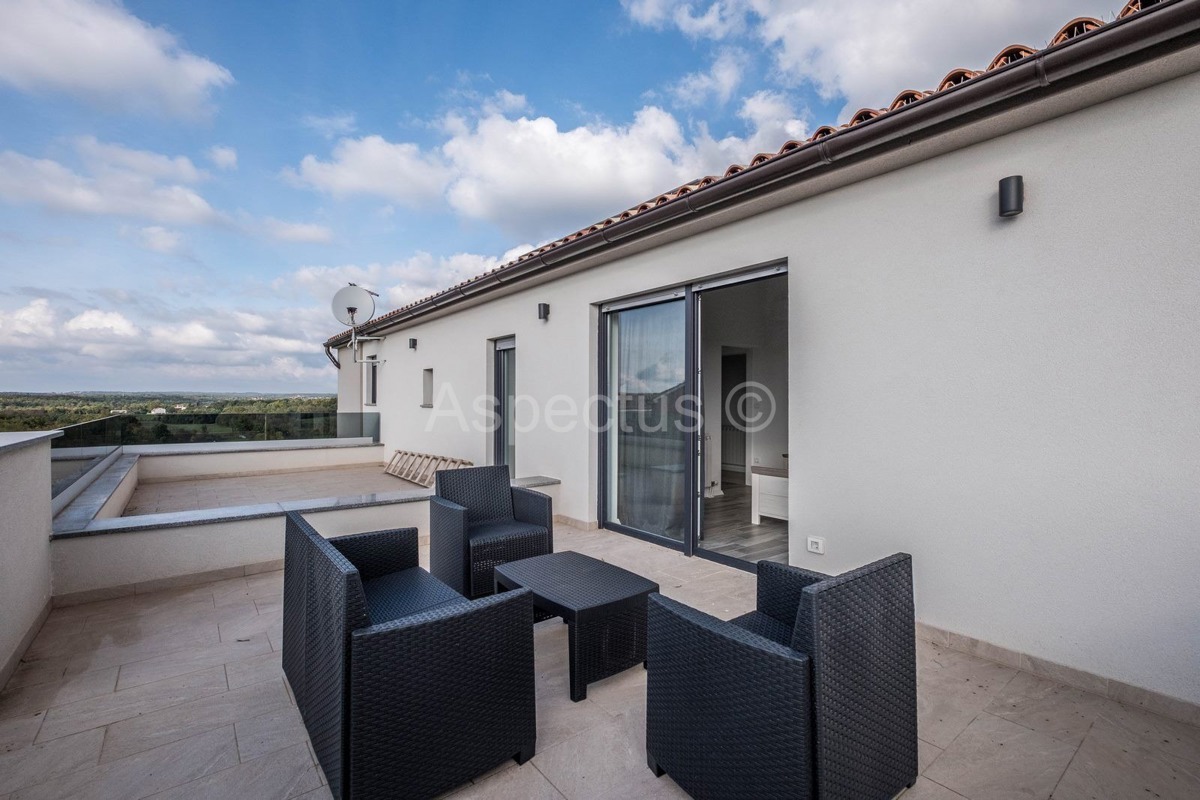 Kuća s bazenom i uređenom okućnicom, namještena, okolica Pule