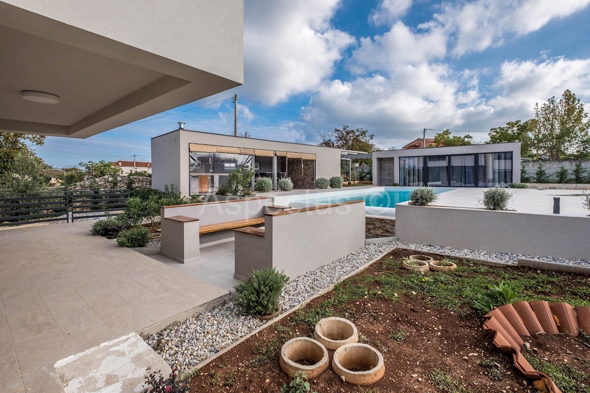 Casa con piscina e giardino paesaggistico, arredata, vicino a Pola