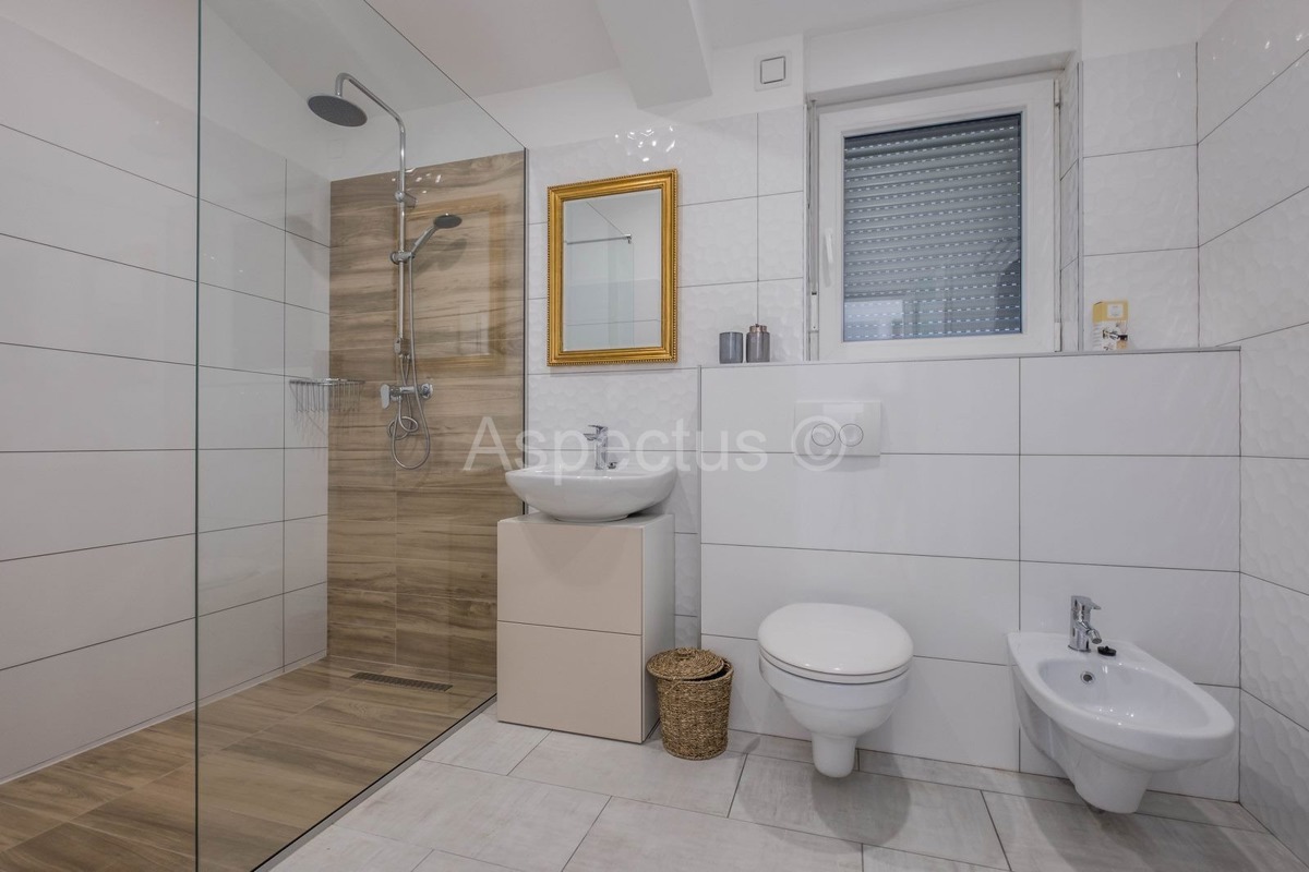 Kuća s bazenom i uređenom okućnicom, namještena, okolica Pule