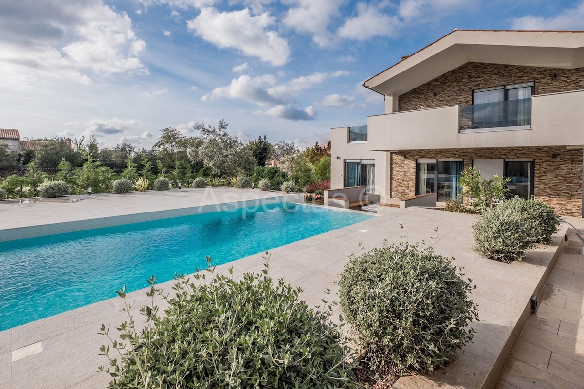 Casa con piscina e giardino paesaggistico, arredata, vicino a Pola