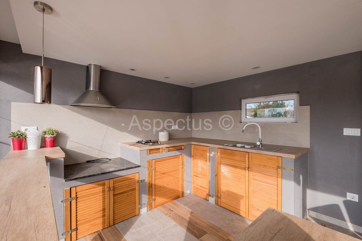 Kuća s bazenom i uređenom okućnicom, namještena, okolica Pule