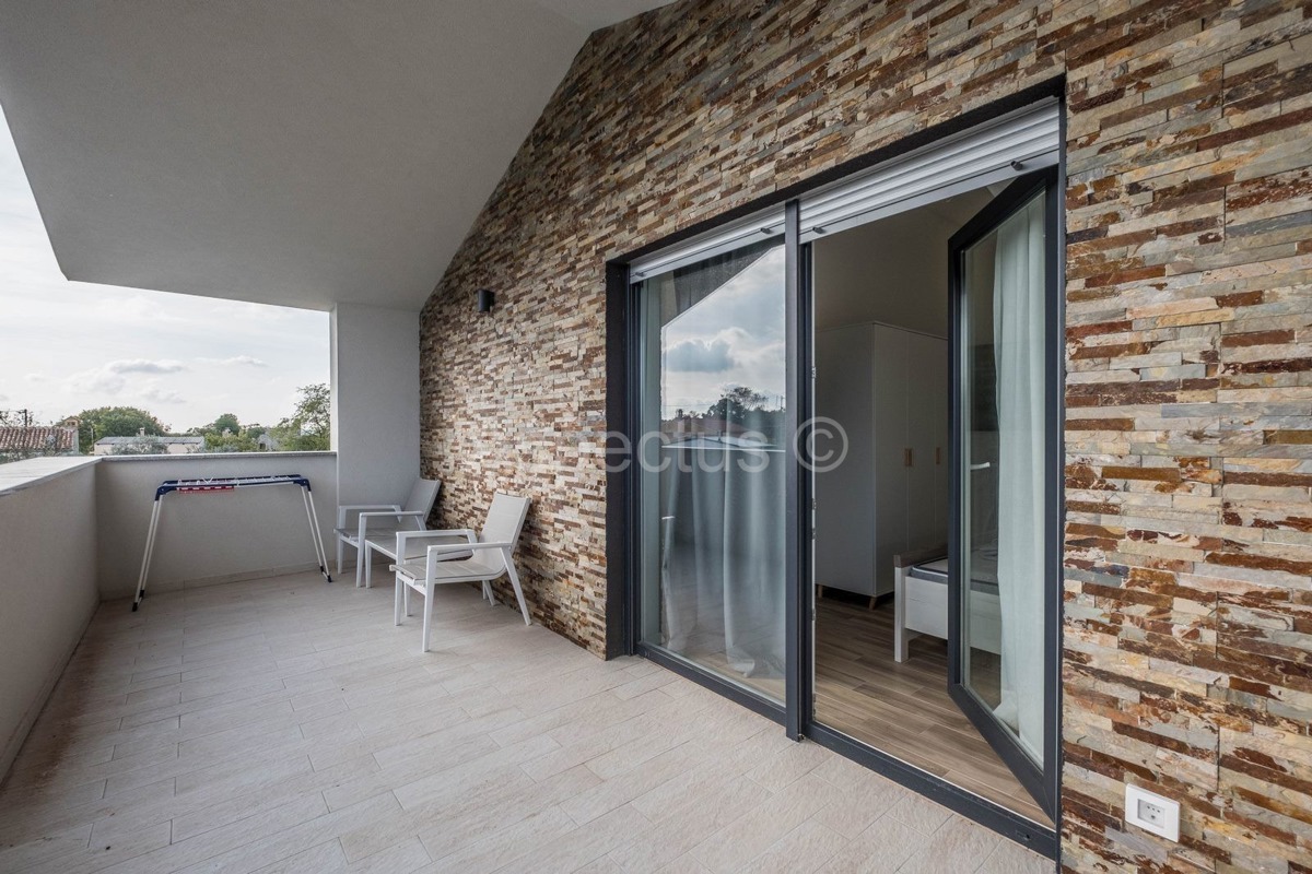 Kuća s bazenom i uređenom okućnicom, namještena, okolica Pule