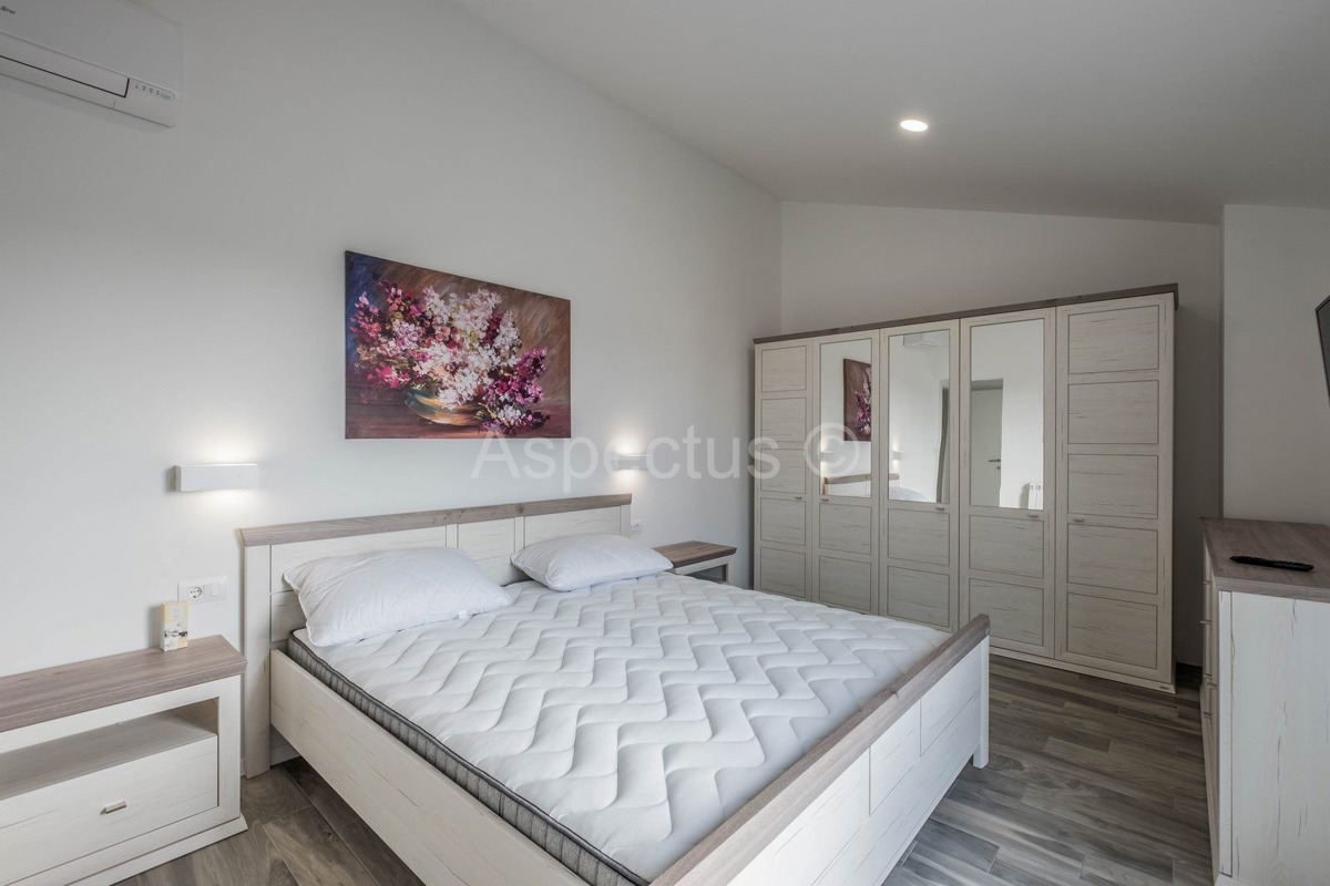 Kuća s bazenom i uređenom okućnicom, namještena, okolica Pule