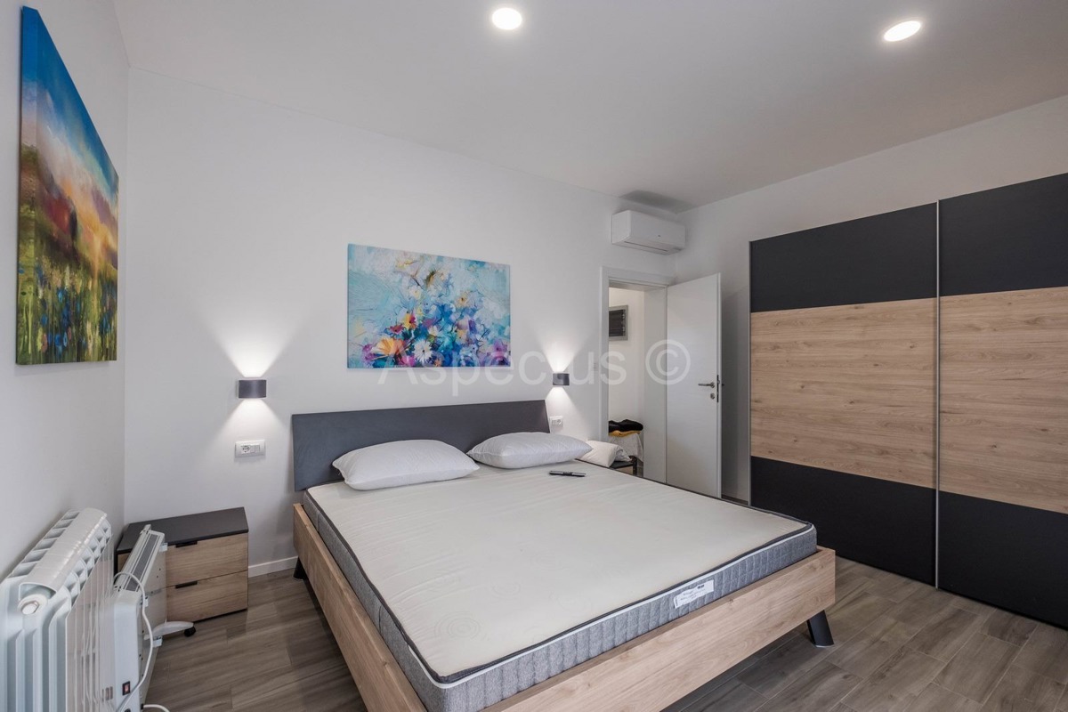 Kuća s bazenom i uređenom okućnicom, namještena, okolica Pule