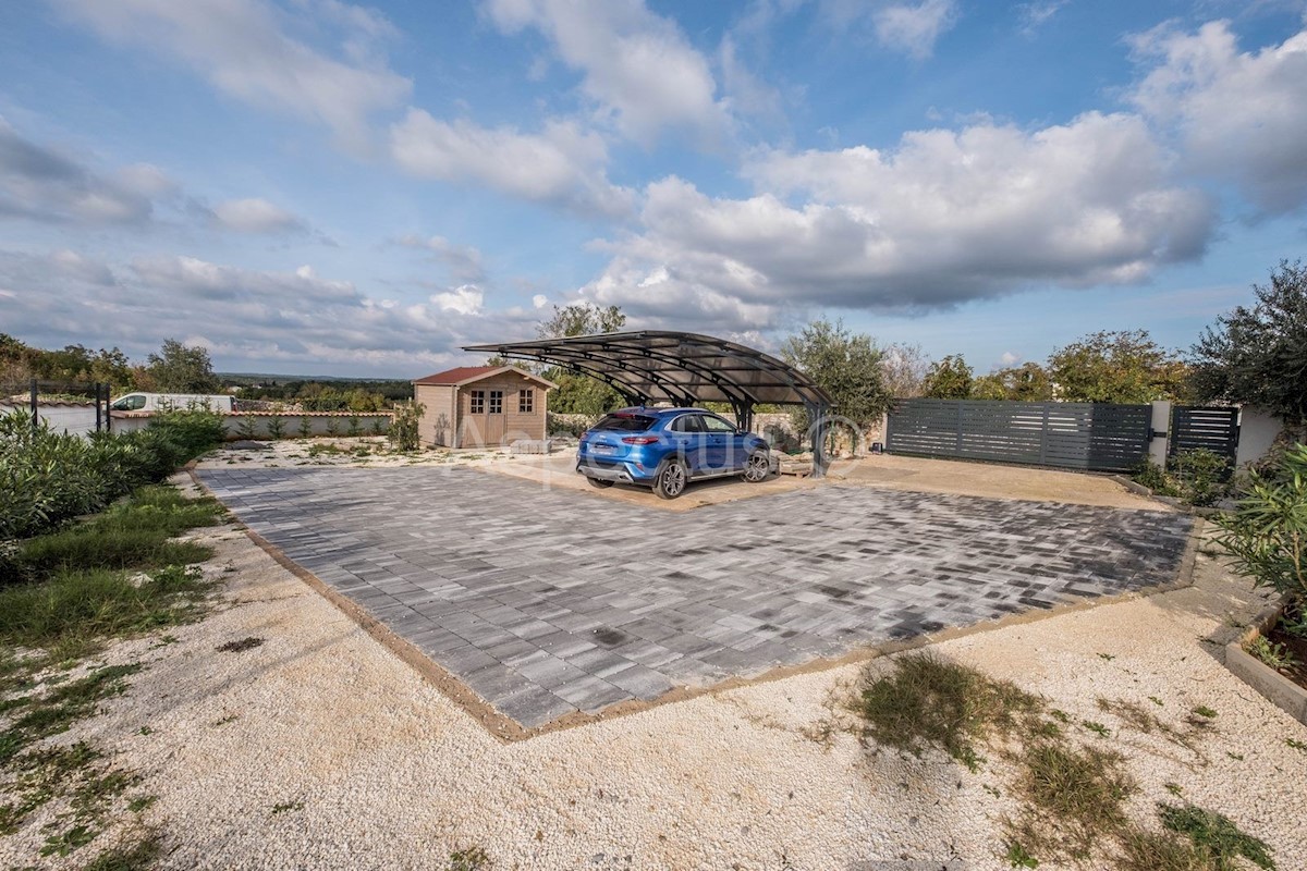 Casa con piscina e giardino paesaggistico, arredata, vicino a Pola