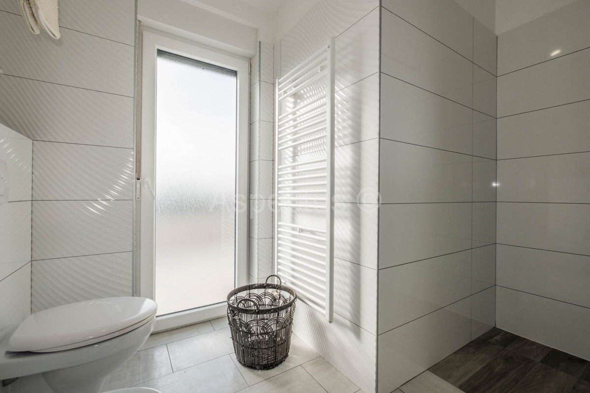 Kuća s bazenom i uređenom okućnicom, namještena, okolica Pule