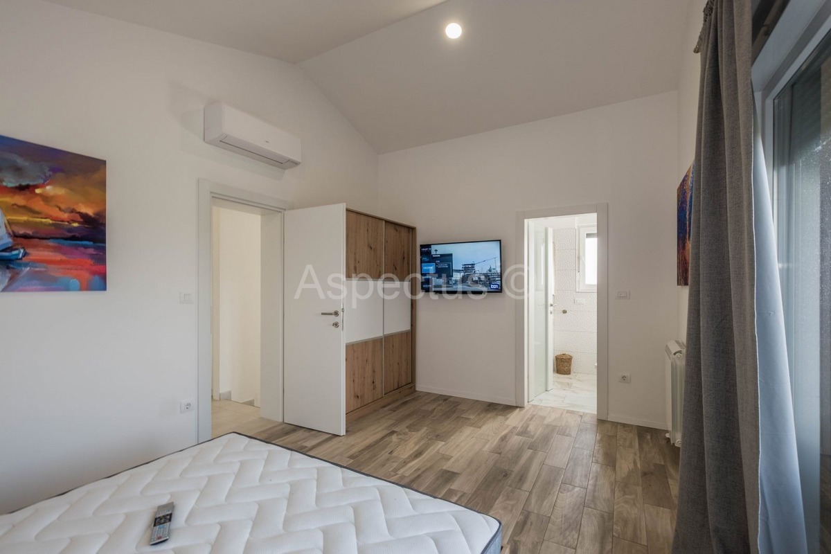 Kuća s bazenom i uređenom okućnicom, namještena, okolica Pule