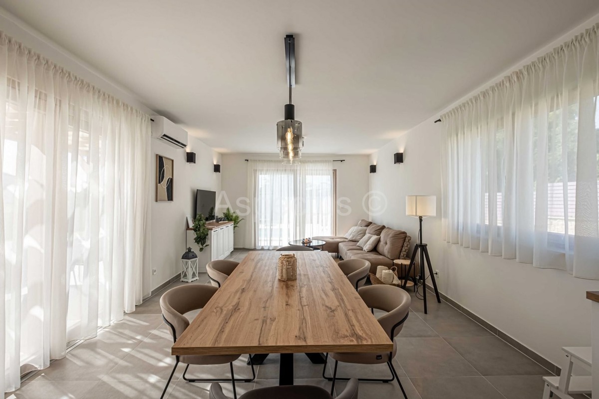 Istria, Casa Esclusiva a Mutvoran – Completamente Arredata, con Piscina e Giardino