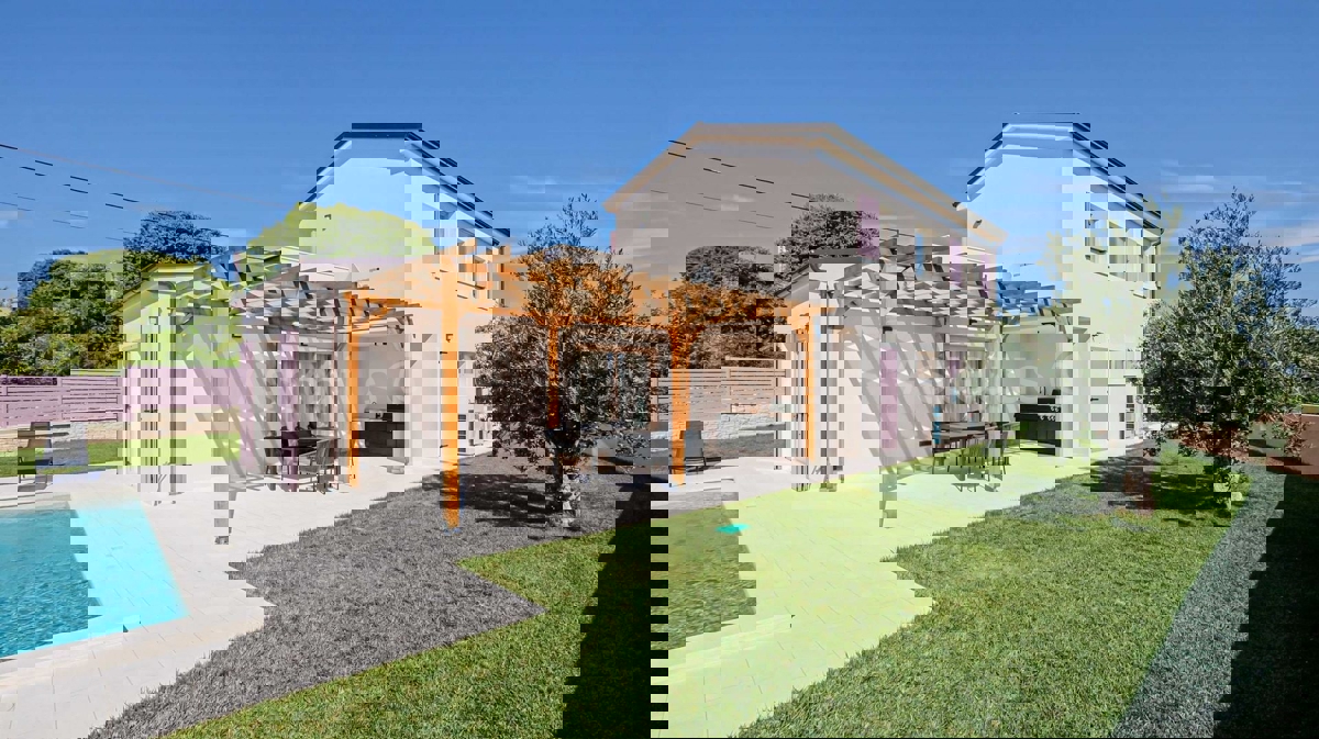 Istria, Casa Esclusiva a Mutvoran – Completamente Arredata, con Piscina e Giardino