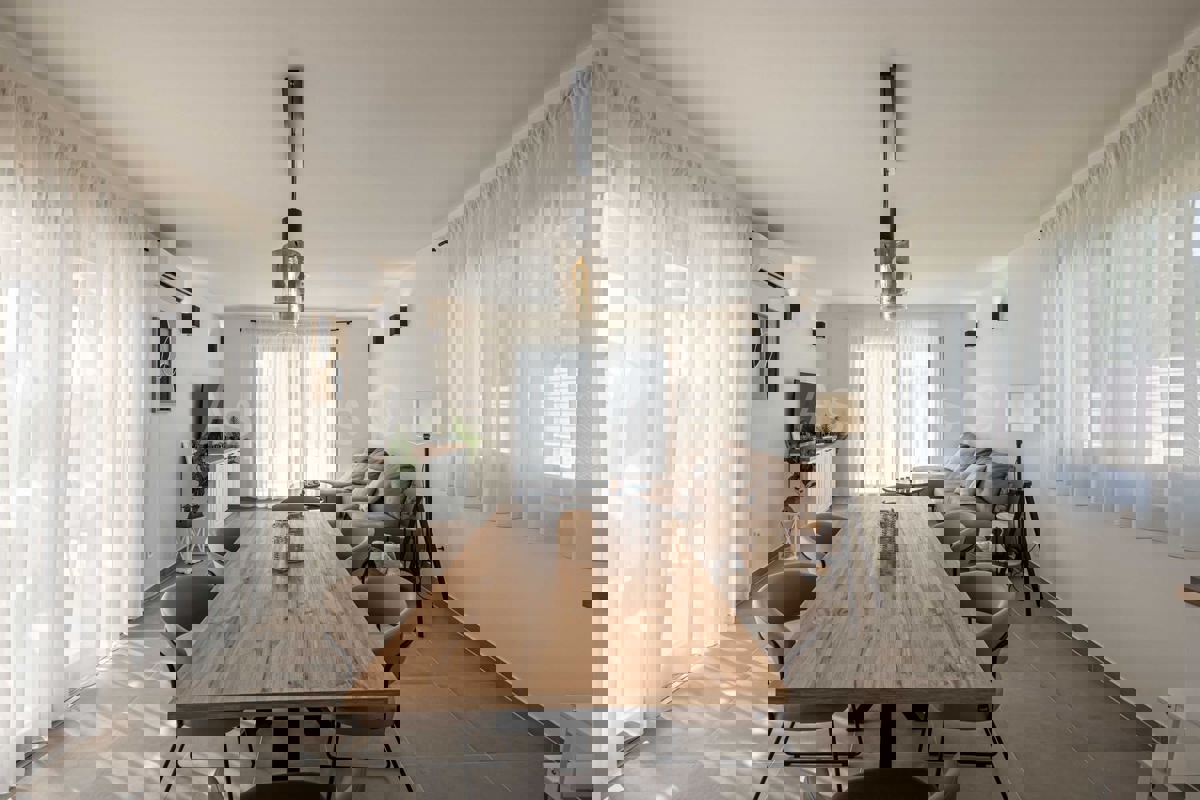 Istria, Casa Esclusiva a Mutvoran – Completamente Arredata, con Piscina e Giardino