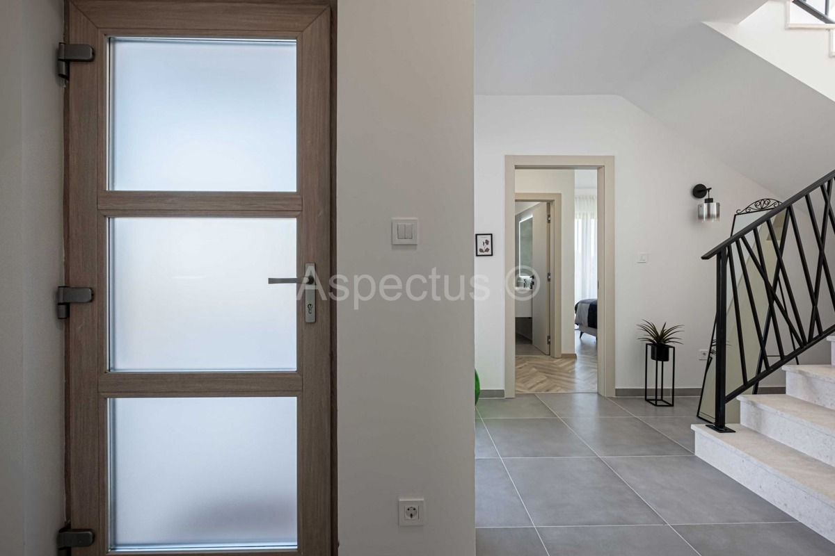 Istria, Casa Esclusiva a Mutvoran – Completamente Arredata, con Piscina e Giardino