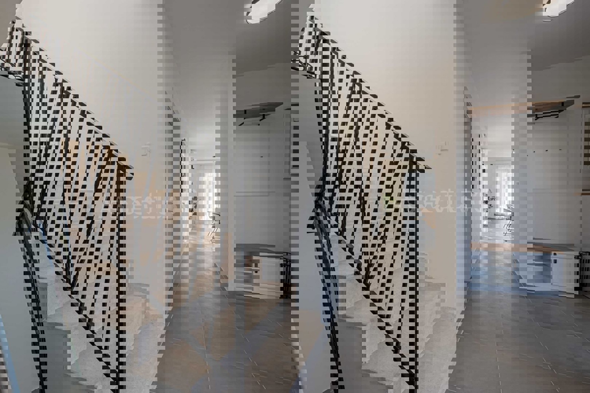 Istria, Casa Esclusiva a Mutvoran – Completamente Arredata, con Piscina e Giardino