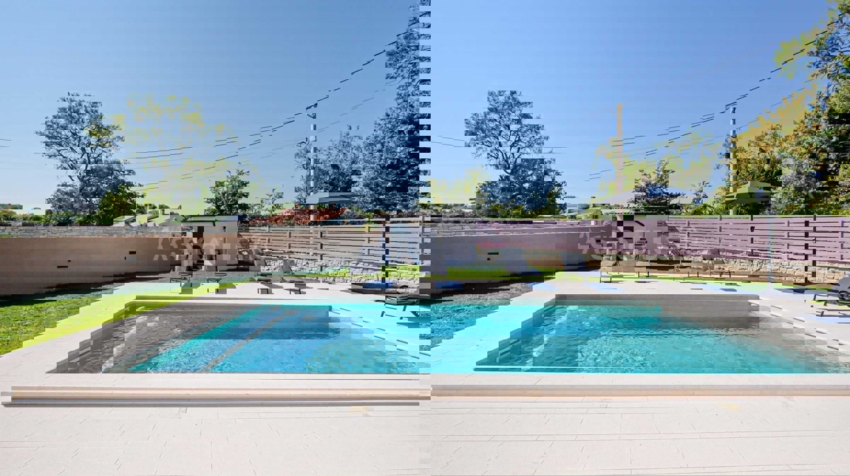 Istria, Casa Esclusiva a Mutvoran – Completamente Arredata, con Piscina e Giardino