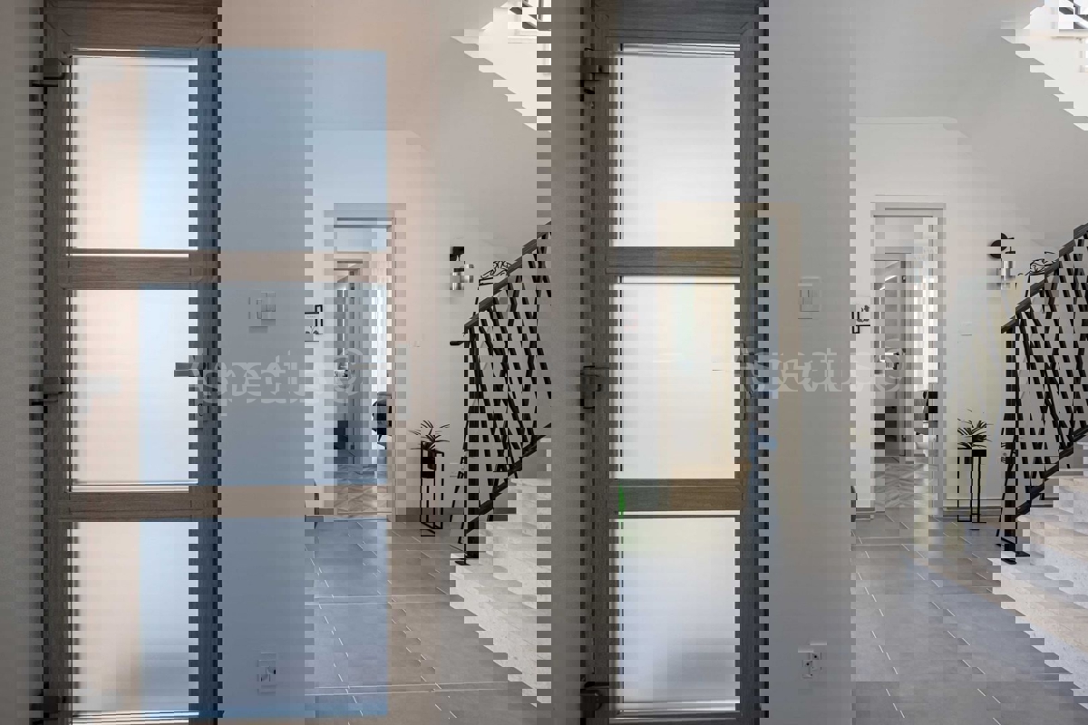 Istria, Casa Esclusiva a Mutvoran – Completamente Arredata, con Piscina e Giardino