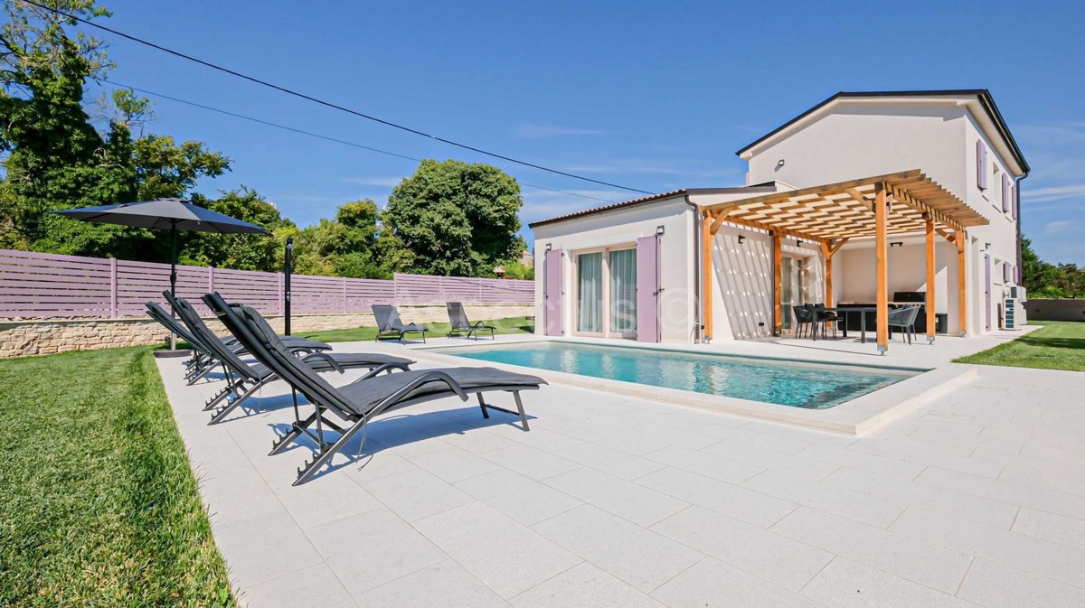 Istria, Casa Esclusiva a Mutvoran – Completamente Arredata, con Piscina e Giardino