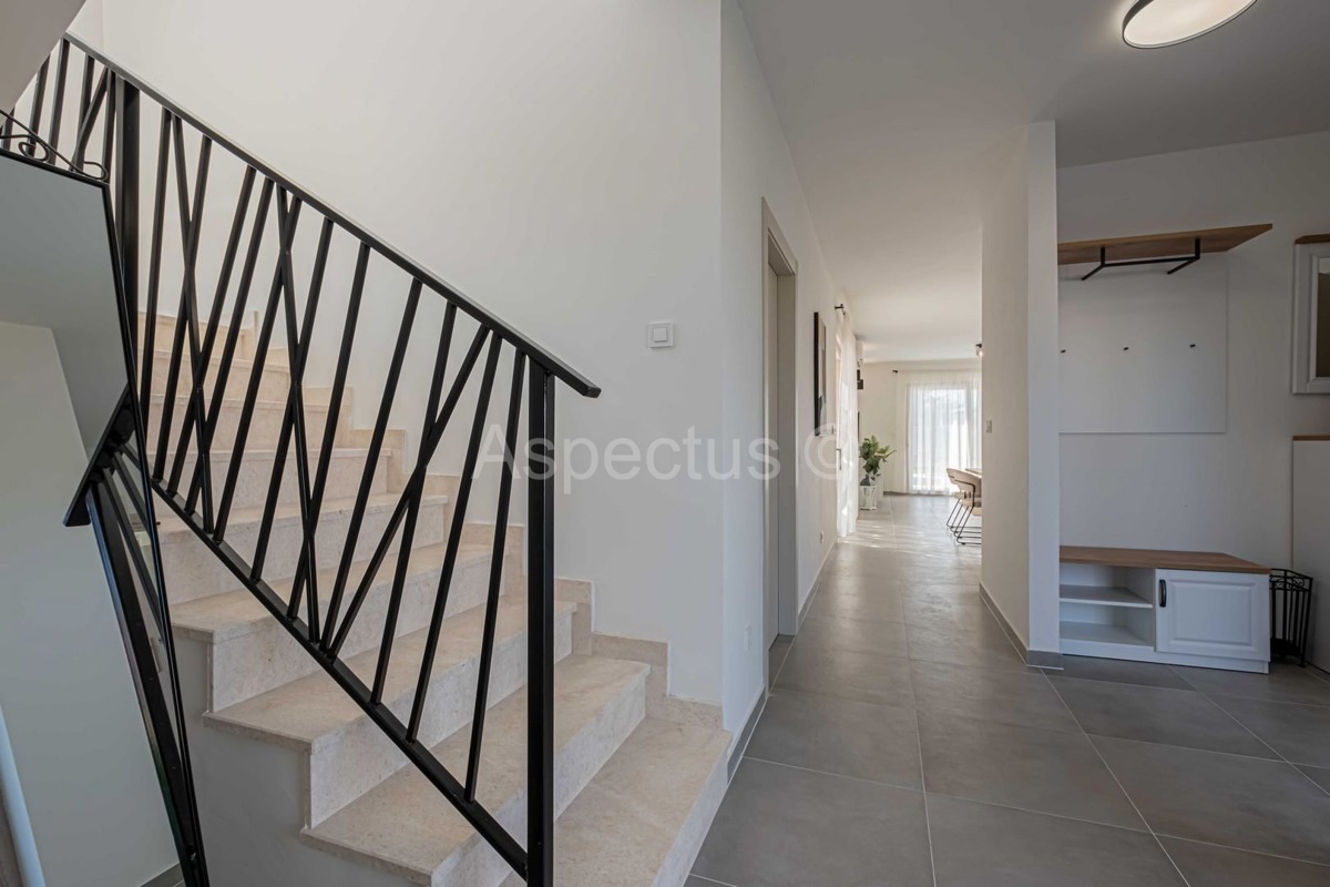 Istria, Casa Esclusiva a Mutvoran – Completamente Arredata, con Piscina e Giardino