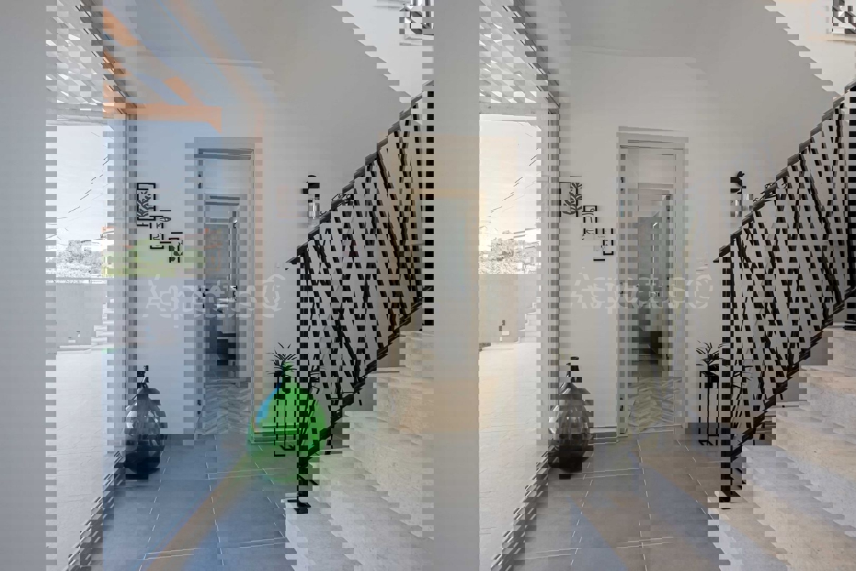 Istria, Casa Esclusiva a Mutvoran – Completamente Arredata, con Piscina e Giardino