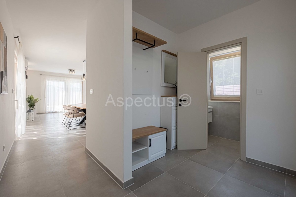 Istria, Casa Esclusiva a Mutvoran – Completamente Arredata, con Piscina e Giardino