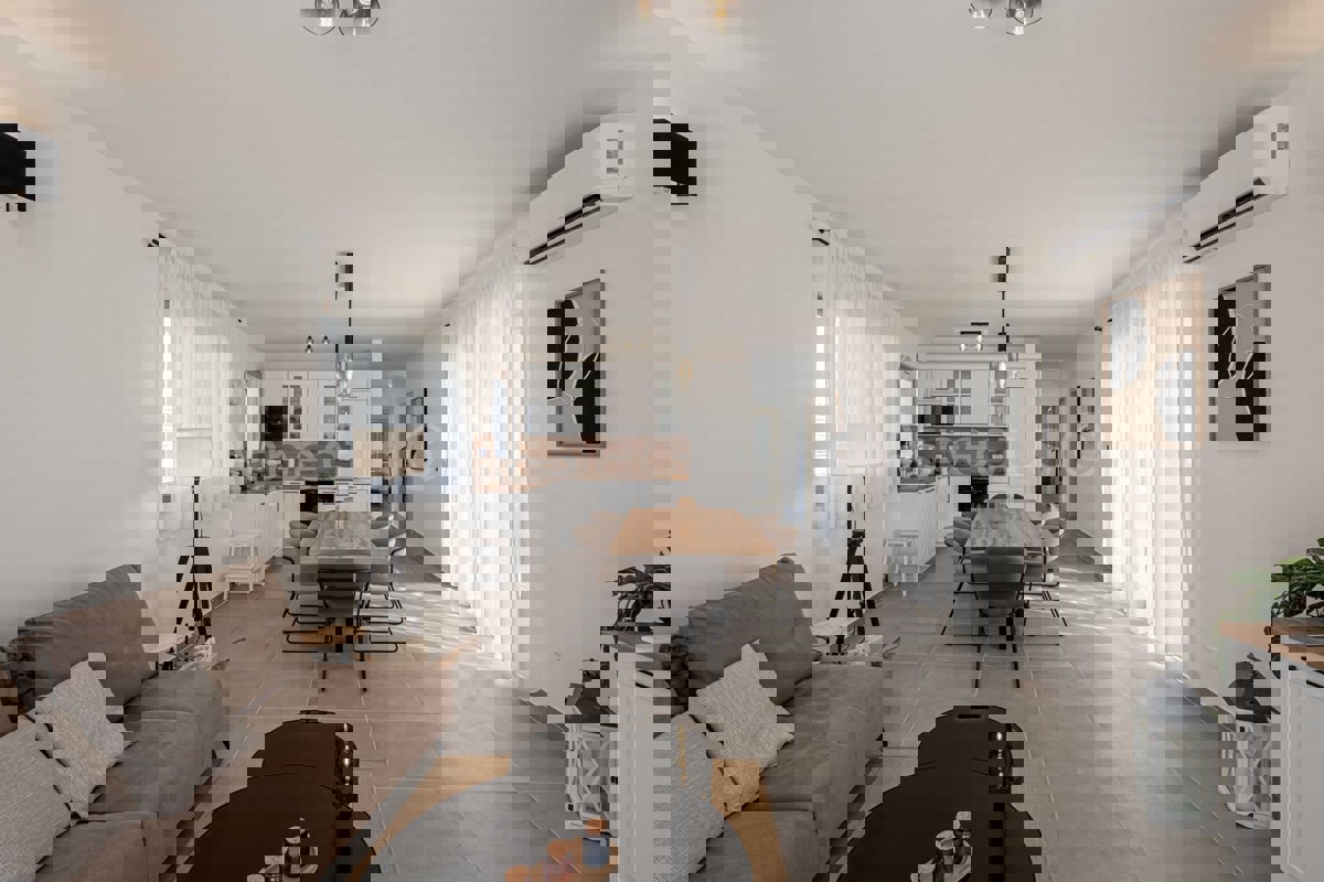 Istria, Casa Esclusiva a Mutvoran – Completamente Arredata, con Piscina e Giardino