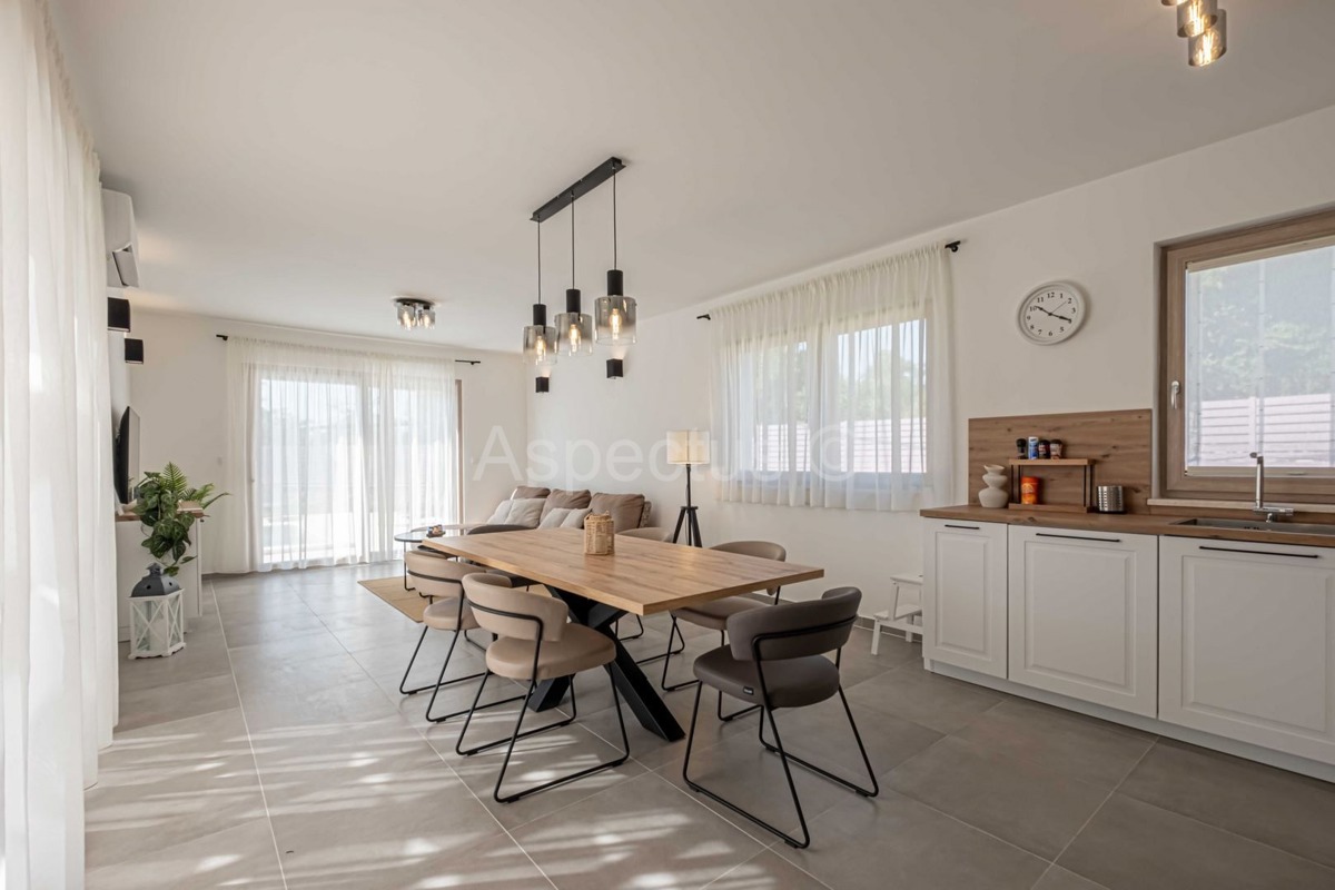 Istria, Casa Esclusiva a Mutvoran – Completamente Arredata, con Piscina e Giardino