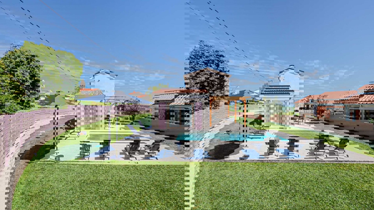 Istria, Casa Esclusiva a Mutvoran – Completamente Arredata, con Piscina e Giardino