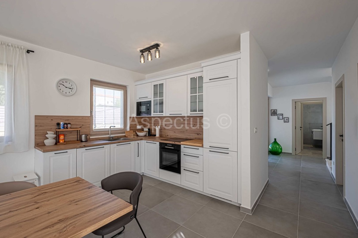 Istria, Casa Esclusiva a Mutvoran – Completamente Arredata, con Piscina e Giardino