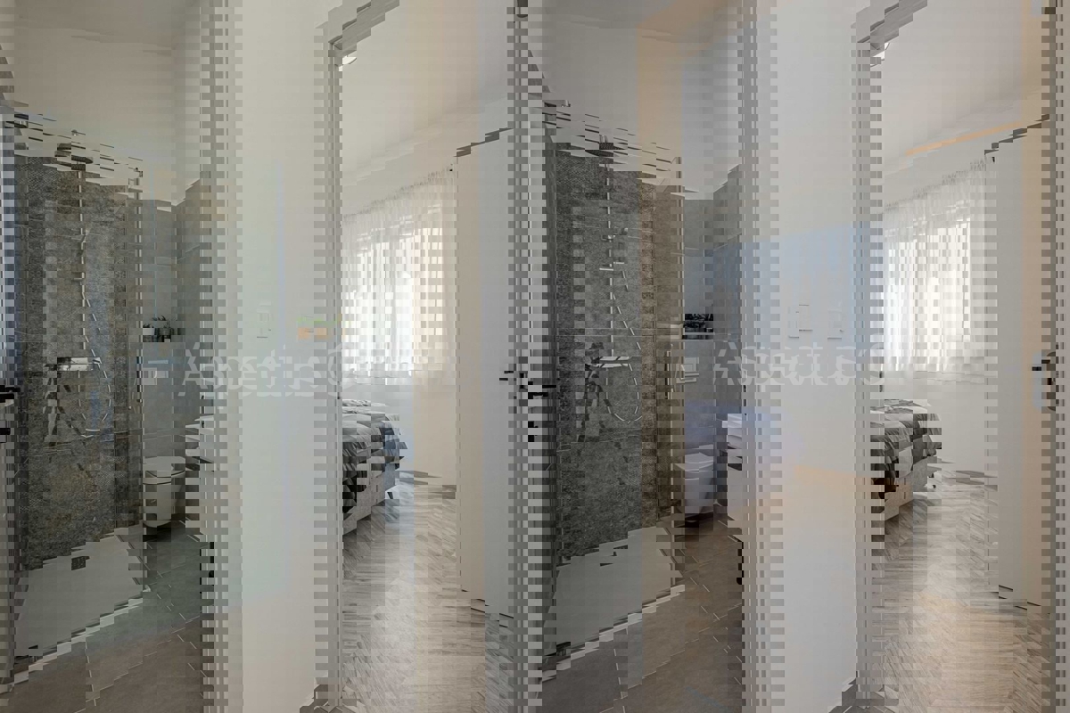 Istria, Casa Esclusiva a Mutvoran – Completamente Arredata, con Piscina e Giardino