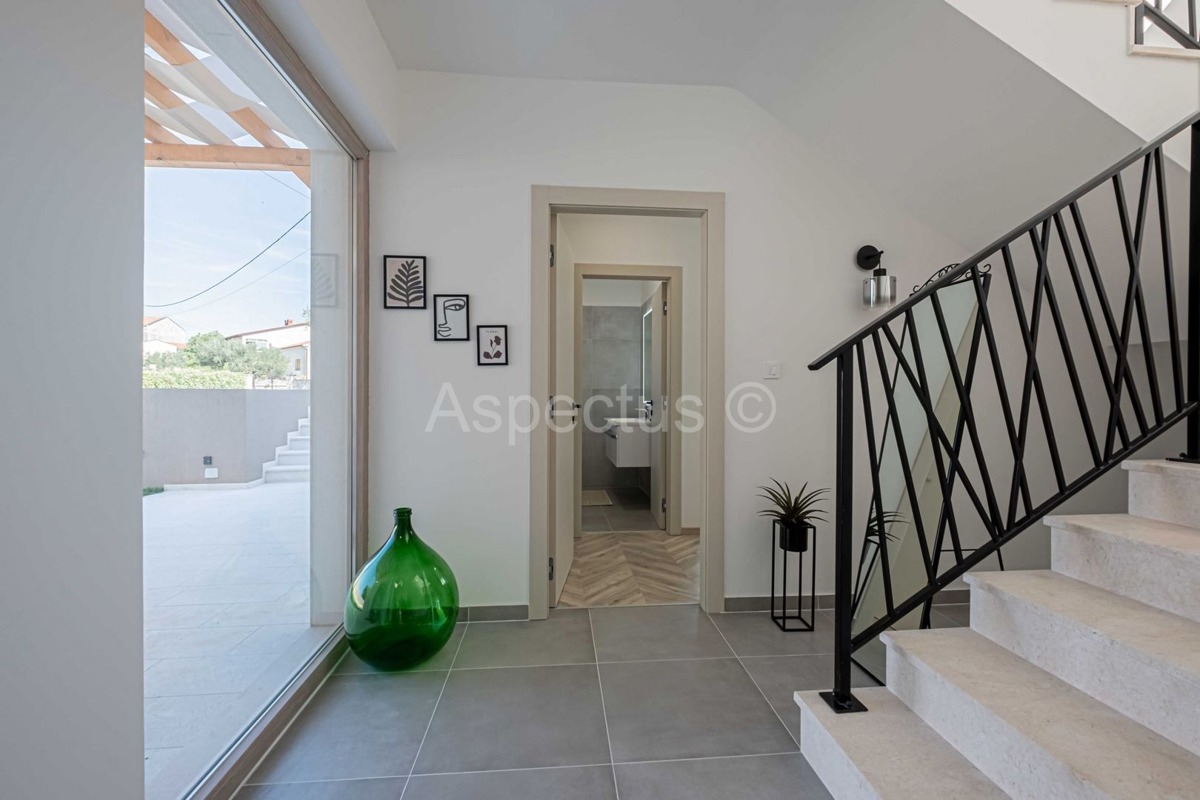 Istria, Casa Esclusiva a Mutvoran – Completamente Arredata, con Piscina e Giardino