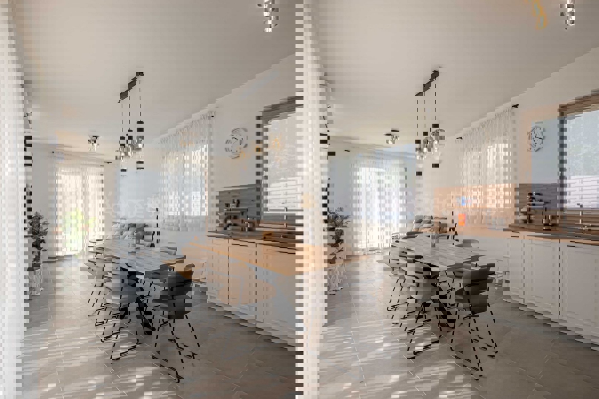 Istria, Casa Esclusiva a Mutvoran – Completamente Arredata, con Piscina e Giardino