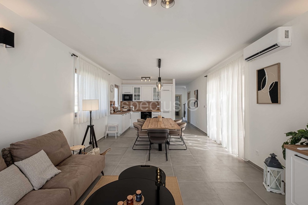 Istria, Casa Esclusiva a Mutvoran – Completamente Arredata, con Piscina e Giardino