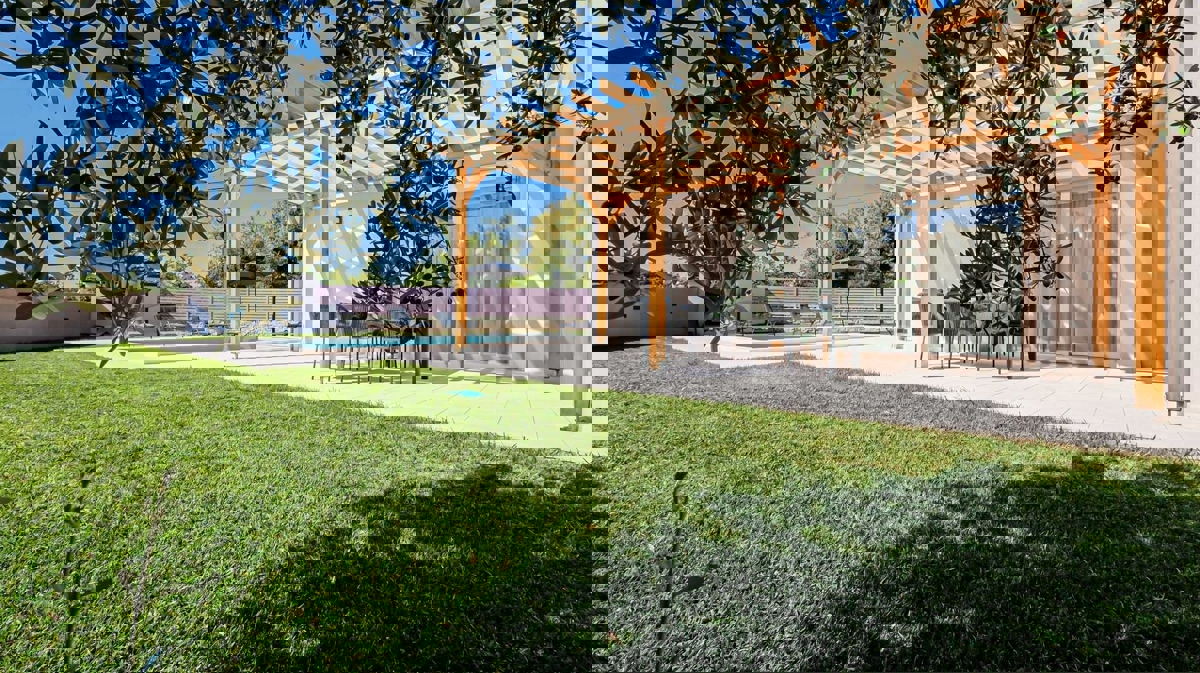 Istria, Casa Esclusiva a Mutvoran – Completamente Arredata, con Piscina e Giardino