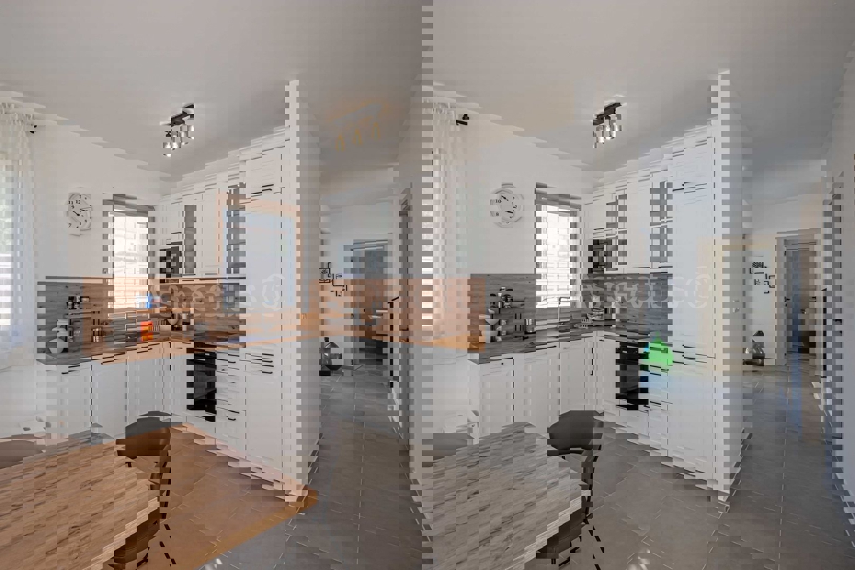 Istria, Casa Esclusiva a Mutvoran – Completamente Arredata, con Piscina e Giardino