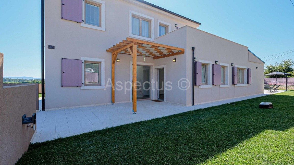 Istria, Casa Esclusiva a Mutvoran – Completamente Arredata, con Piscina e Giardino