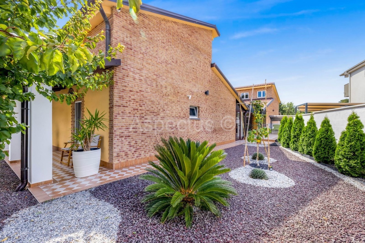 Casa recentemente ristrutturata con 5 appartamenti, Comune di Medolino